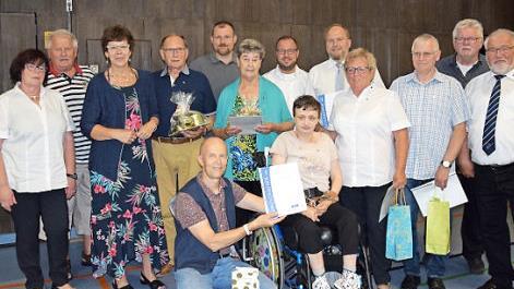Gleich mehrere Mitglieder wurden für ihre Treue geehrt (von links): Stellvertretende Vorsitzende Margit Beck, Ingo Herdin, Susann Biedefeld, Paul Günzel, Martin Mittag, Erika Günzel, Sebastian Straubel, Bernd Reisenweber, Renate Schmidt, Winfried Woithe, Zweiter Bürgermeister Joachim Hassel und Fredi Schmidt; davor: Anika Lemser mit ihrem Vater Bernd Lemser.  Foto: Alexandra Kemnitzer