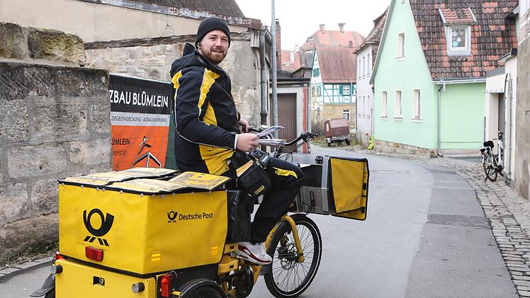 Auch Postbote Kevin Conradi hat in  Forchheim aktuell viel zu tun. Foto: Barbara Herbst
