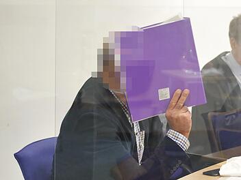 Der Angeklagte (54) beschreibt eineinhalb Stunden lang seine Sicht auf die Dinge, behauptet, alles sei einvernehmlich gewesen.