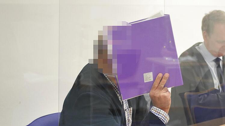 Der Angeklagte (54) beschreibt eineinhalb Stunden lang seine Sicht auf die Dinge, behauptet, alles sei einvernehmlich gewesen.