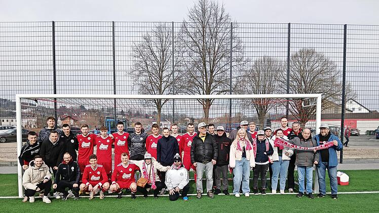 Spieler des 1. FC Lichtenfels und die HPZ-Böschla.