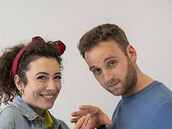 Leon Windscheid und Leila Lowfire haben keine Scheu, die Details der menschlichen Anatomie beim Namen zu nennen.