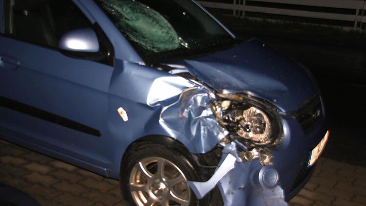 Das Auto des Unfallverursachers wurde im Frontbereich demoliert. Foto: Schedel