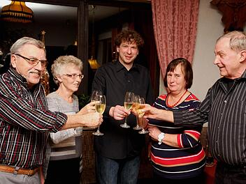 Gastgeber Jörg Leistner (m.) bedankt sich bei seinen Stammgästen Gerd und Christa Schirmer sowie Gisela und Egon Wesser (v.l.). Foto: Galster