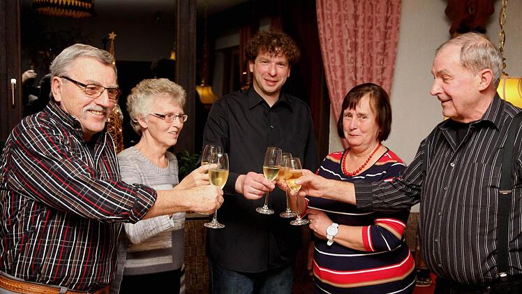 Gastgeber Jörg Leistner (m.) bedankt sich bei seinen Stammgästen Gerd und Christa Schirmer sowie Gisela und Egon Wesser (v.l.). Foto: Galster