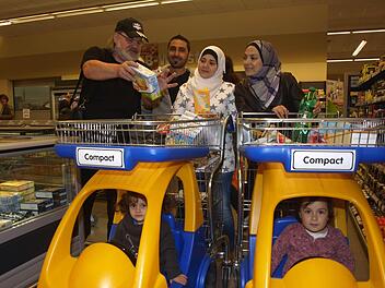 Sprache ist die Basis für die Asylbewerber, sich in völlig fremder Umgebung zurechtzufinden. Grundkenntnisse vermittelt Lehrer i. R. Peter Iberl, der mit einem Besuch in einem Einkaufsmarkt praktische Ansätze für die Menschen aus Syrien und Südosteuropa vermittelt.  Foto: Stefan Geiger