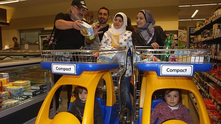 Sprache ist die Basis für die Asylbewerber, sich in völlig fremder Umgebung zurechtzufinden. Grundkenntnisse vermittelt Lehrer i. R. Peter Iberl, der mit einem Besuch in einem Einkaufsmarkt praktische Ansätze für die Menschen aus Syrien und Südosteuropa vermittelt.  Foto: Stefan Geiger