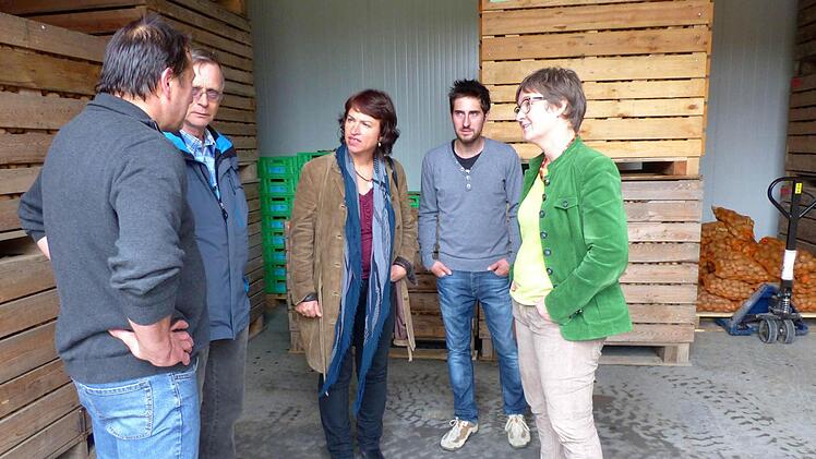 Werner Schleicher, Kreisrat Claus Gumprecht, MdL Gisela Sengl, Florian Schleicher und MdL Ulrike Gote (von links) in der Kartoffelhalle. Foto: Dieter Hübner