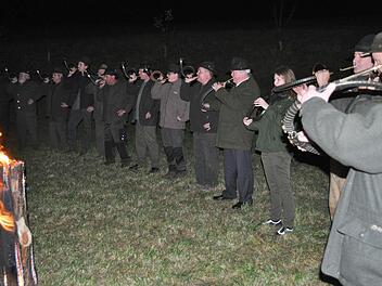 Die Jagdhornbläsergruppe Haßberge unter Leitung von Hornmeister Hermann Gagel umrahmte die Hubertusmesse. Foto: Simon Albrecht