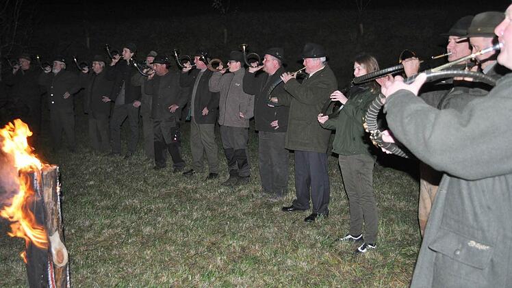 Die Jagdhornbläsergruppe Haßberge unter Leitung von Hornmeister Hermann Gagel umrahmte die Hubertusmesse. Foto: Simon Albrecht