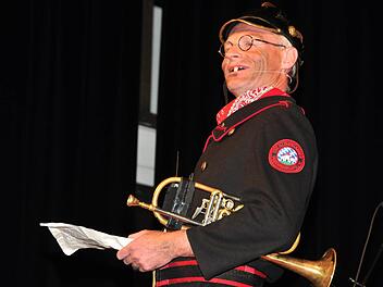 Da machte sich doch Norbert Neugirg von der Altneihauser Feierwehrapell‘n beim Fasching über die Hofer lustig - und bekam prompt Post vom Hofer OB Harald Fichtner. Foto: ul