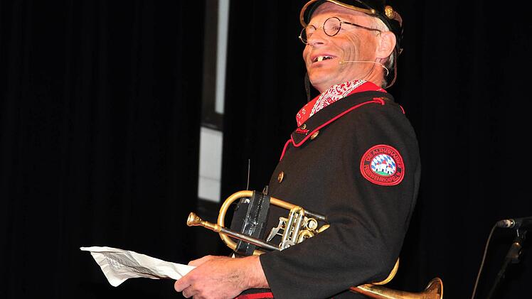 Da machte sich doch Norbert Neugirg von der Altneihauser Feierwehrapell‘n beim Fasching über die Hofer lustig - und bekam prompt Post vom Hofer OB Harald Fichtner. Foto: ul
