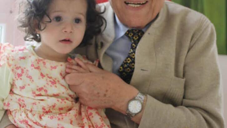 Johann Wolfgang Popp alias "Beppo" feierte mit seiner ganzen Familie Geburtstag. Sein ganzer Stolz ist Ur-Enkelin Maryam. Foto: Sonja Adam