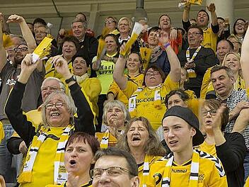 Die HSC-Fans lechzen nach der 1. Bundesliga. Jetzt heißt es zusammenrücken und Daumendrücken für die "Gelben". Der HSC 2000 Coburg braucht noch drei Siege - am Samstag geht es gegen Saarlouis. Foto: Uwe Gick