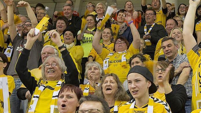 Die HSC-Fans lechzen nach der 1. Bundesliga. Jetzt heißt es zusammenrücken und Daumendrücken für die "Gelben". Der HSC 2000 Coburg braucht noch drei Siege - am Samstag geht es gegen Saarlouis. Foto: Uwe Gick