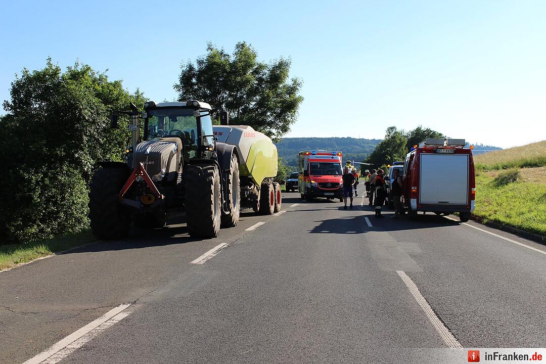 Motorrad kollidiert mit Traktor - Biker schwerst verletzt