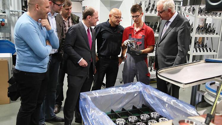 Christian Schmitt erklärt Arbeitsschritte bei Fertigungstechnik Hofmann. Foto: Franz Galster