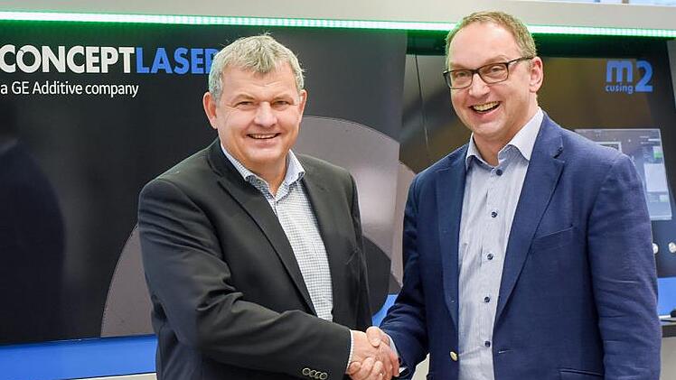 Shakehands zwischen Thomas Dechant, Prokurist der Dechant Hoch- und Ingenieurbau GmbH (links), und Frank Herzog, Gründer und Vorsitzender Geschäftsführer der Concept Laser GmbH  Foto: Concept Laser GmbH