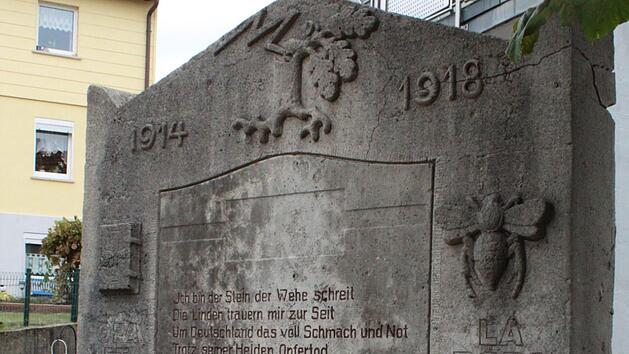 Das Denkmal in der Unteren Sandstra&szlig;e bedauert den Kriegsausgang, gleichzeitig findet sich  zwischen den Zeilen ein Anklang an die Dolchsto&szlig;legende. Markus H&auml;ggberg
