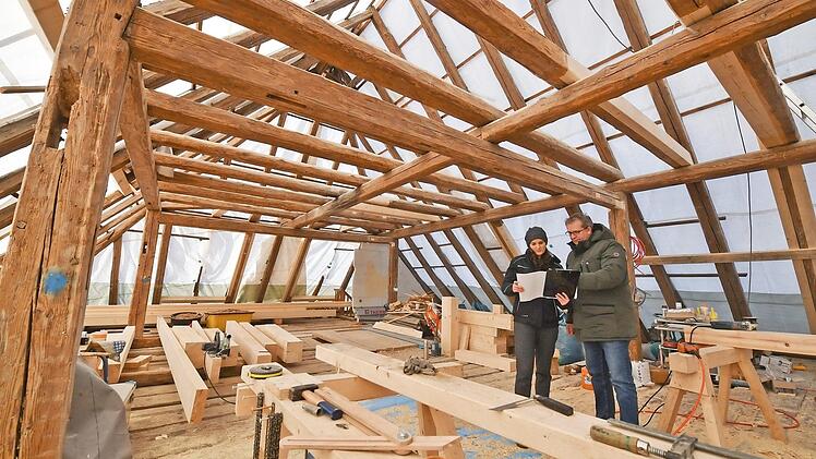Die Sanierung des Dachstuhls ist schon weit fortgeschritten (Im Bild: Bürgermeister Thilo Wagner und Bauamtsleiterin Anna Grasser). Fotos: R. Rinklef