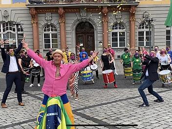 Samba-Trommler mit (vorn, von links) Oberbürgermeister Dominik Sauerteig, Veranstalter Rolf Beyersdorf, künstlerischer Leiterin Nini Beyersdorf und Norbert Schug von der VR-Bank Coburg bei der Aufzeichnung für die Online-Produktion vor dem Coburger Rathaus Foto: Sambaco