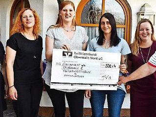 Vorsitzender Jochen Gierlich und Zweite Vorsitzende Monika Bauer (v.r.) &uuml;berreichten aus Anlass des 125-j&auml;hrigen Bestehens des TV Altenkunstadt der Grundschule sowie den Kindertagesst&auml;tten Spenden von insgesamt 2000 Euro.