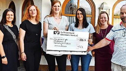 Vorsitzender Jochen Gierlich und Zweite Vorsitzende Monika Bauer (v.r.) überreichten aus Anlass des 125-jährigen Bestehens des TV Altenkunstadt der Grundschule sowie den Kindertagesstätten Spenden von insgesamt 2000 Euro.