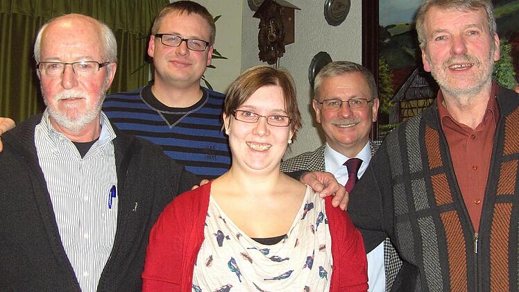 Ihre Namen standen auf einem Zettel, den ein Unbekannter vor der Wahl in den Briefkasten warf. Ortssprecher Christian Sell und Bürgermeister Gotthard Schlereth präsentierten die neuen Vorsitzenden Bruno Geiger (l.), Hans Dünninger (r.) und Schriftführerin Denise Büchner. Fotos: Udo Sell