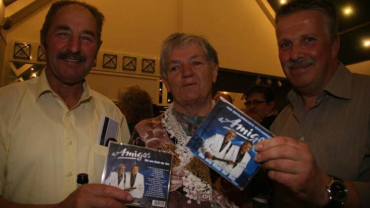 Alfons und Sieglinde Hahn sind mit ihrem Schwiegersohn Günter Rosenbusch zum Amigo-Konzert - und haben sich natürlich die neueste CD gekauft, im Doppelpack