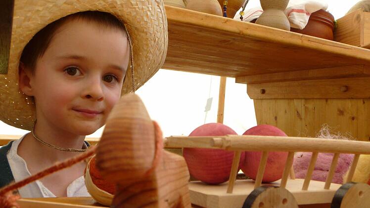 Aydan Ratmann aus Sulzbach ist mit seinen Eltern auf die Burg Zwernitz gekommen. Er hat an diesem Wochenende nur Mittelalter-Spielzeug dabei. "Daheim hat er aber ganz normale Sache, wie jeder Junge in seinem Alter, wir haben auch einen Fernseher." Sagt seine Mutter.