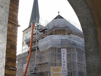 Die Jakobuskirche wird derzeit eingerüstet, danach sollen zunächst der Zustand der einzelnen Dach-Teile begutachtet und alle Schäden erfasst werden. Bis Herbst soll das Dach wieder dicht sein. Foto: Ralf Ruppert