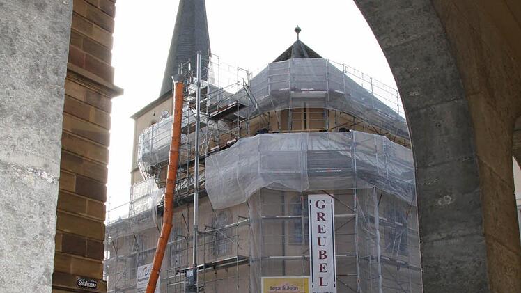 Die Jakobuskirche wird derzeit eingerüstet, danach sollen zunächst der Zustand der einzelnen Dach-Teile begutachtet und alle Schäden erfasst werden. Bis Herbst soll das Dach wieder dicht sein. Foto: Ralf Ruppert