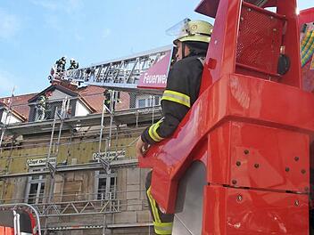 Der Dachstuhlbrand wurde schnell, auch mit Einsatz der Drehleiter, unter Kontrolle gebracht.  Fotos: Michael Busch