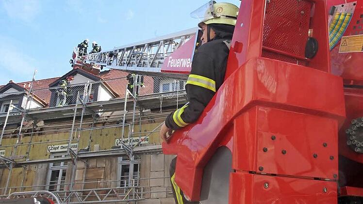 Der Dachstuhlbrand wurde schnell, auch mit Einsatz der Drehleiter, unter Kontrolle gebracht.  Fotos: Michael Busch