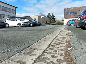 Der marode Straßenbelag an der Mittelschule (l.) und am Hallenbad Foto: Petra Malbrich