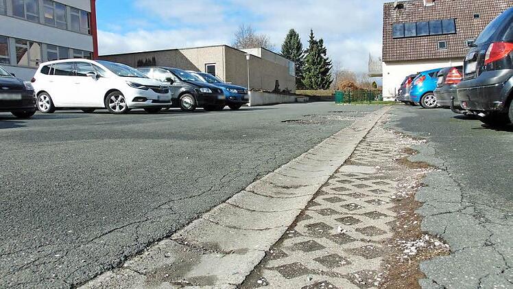 Der marode Straßenbelag an der Mittelschule (l.) und am Hallenbad Foto: Petra Malbrich