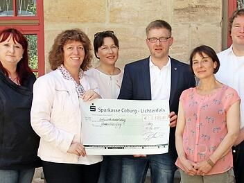 3170 Euro konnten Daniela Scheller und Sylke Hahn von der VHS Coburg (von links) gemeinsam mit Stefan Sauerbrey und Heike Heimüller (beide Pörtnerhof, von rechts) an Sabine Tracht und Frank Tollkühn vom Würzburger Blindeninstitut (Bildmitte) überreichen.  Foto: Bettina Knauth