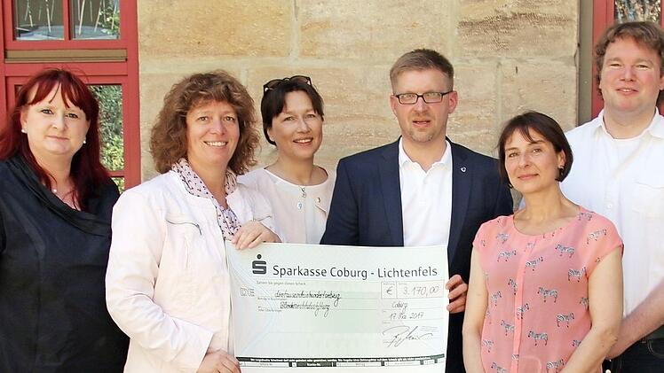 3170 Euro konnten Daniela Scheller und Sylke Hahn von der VHS Coburg (von links) gemeinsam mit Stefan Sauerbrey und Heike Heimüller (beide Pörtnerhof, von rechts) an Sabine Tracht und Frank Tollkühn vom Würzburger Blindeninstitut (Bildmitte) überreichen.  Foto: Bettina Knauth