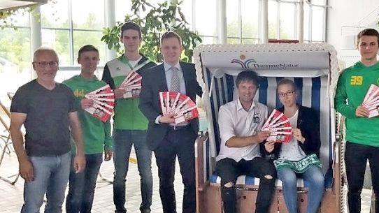 Die A-Junioren des TSV Heldritt und des FC Bad Rodach haben über 30 Eintrittskarten für das Traumspiel in Coburg von der ThermeNatur Bad Rodach und dem FC Bayern Fanclub Red Residenz Coburg erhalten. Am 20. August tritt eine Fanauswahl der "Red Residenz Coburg" gegen den FC Bayern München an. - Im Bild (von links): Michael Fischer (Trainer TSV Heldritt), Marius Ebert (Spieler FC Bad Rodach), Luis Fenßlein (Spieler TSV Heldritt), Rodachs Bürgermeister Tobias Ehrlicher, Traumspiel-Organisator N...