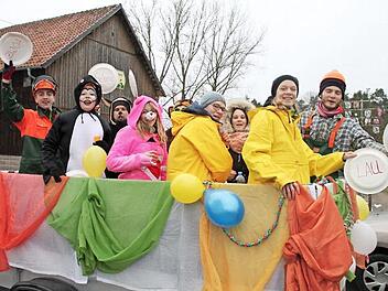 Am Faschingssonntag zog ein Gaudiwurm durch die Straßen von Schneckenlohe.  Foto: Herbert Fischer