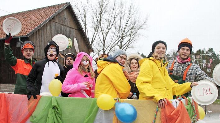 Am Faschingssonntag zog ein Gaudiwurm durch die Straßen von Schneckenlohe.  Foto: Herbert Fischer