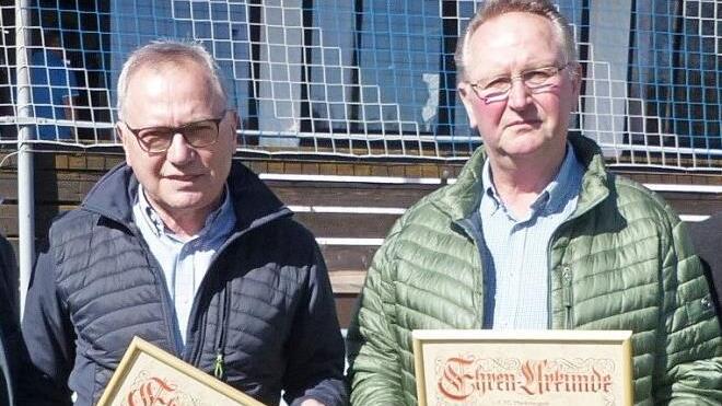 Gerhard Schmidt (links) und Hans Feulner sind neue Ehrenmitglieder des FC Marktleugast.