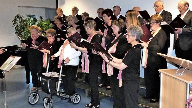 Der Jubiläumschor spannte mit seiner Chorleiterin Renate Palder einen bunten Bogen über 40 Jahre Chortätigkeit in der Sprache der Musik. Fotos: Werner Reißaus