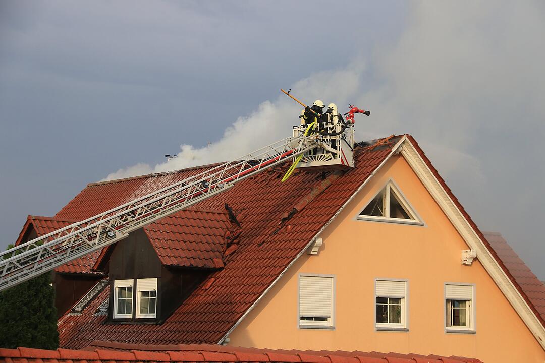 Blitzeinschlag: Dachstuhl geht nach Gewitter in Flammen auf