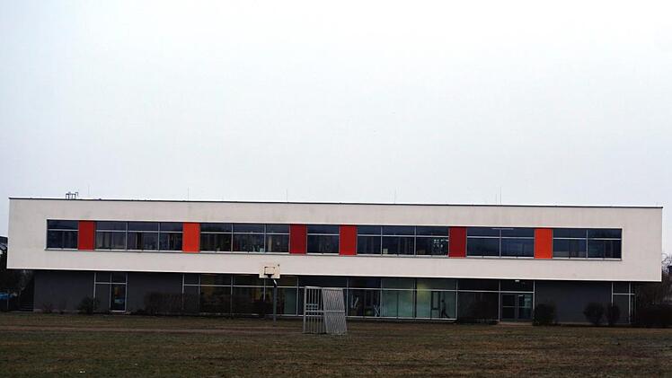 Auf der Ostseite der Montessori-Schule werden die Bäume der Aktion "Plant for the planet" gepflanzt.    Foto: Richard Sänger