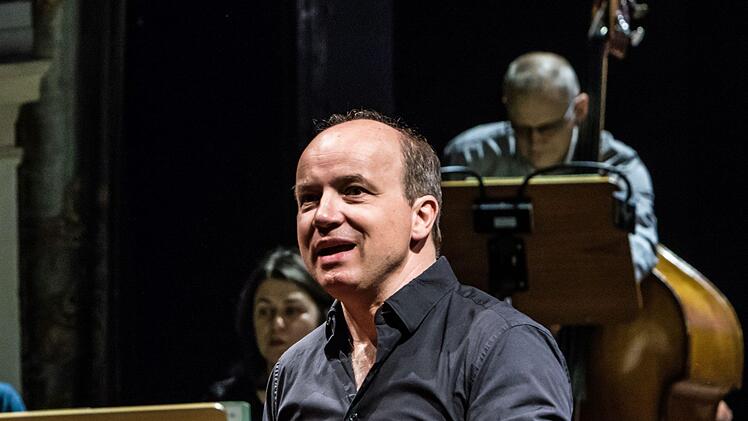 Roland Kluttig erläuterte und dirigierte die Symphonie fantastique von Hector Berlioz beim Concertino im Landestheater Coburg.Foto: Jochen Berger
