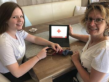 Lea (links) und ihre Mutter Kerstin Beck präsentierten einen Teil der zweiten Online-Übung. Beide sind HvOler und zeigten eine Präsentation zu Erste-Hilfe-Maßnahmen, auch unter Zuhilfenahme einer "Erzählfigur", um die stabile Seitenlage zu demonstrieren. Foto: Thomas Beck