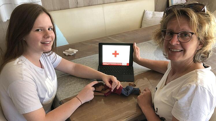 Lea (links) und ihre Mutter Kerstin Beck präsentierten einen Teil der zweiten Online-Übung. Beide sind HvOler und zeigten eine Präsentation zu Erste-Hilfe-Maßnahmen, auch unter Zuhilfenahme einer "Erzählfigur", um die stabile Seitenlage zu demonstrieren. Foto: Thomas Beck