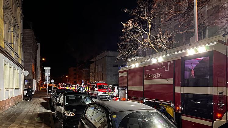 Zimmerbrand in Nürnberger Obdachlosenheim - zahlreiche Bewohner evakuiert