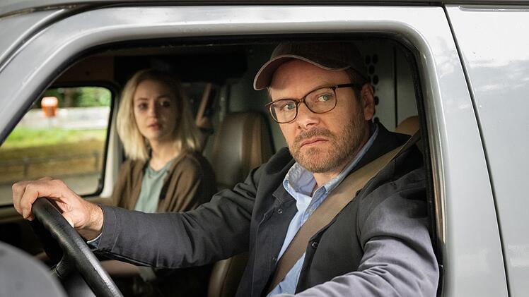 Ex-Polizist Sven Temme (Nicholas Reinke) wird von Jana Bloch (Sarah Mahita) heimlich &uuml;berwacht.